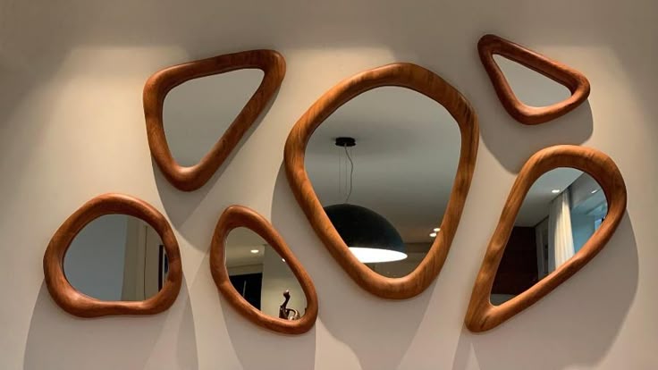 Espelhos com formas orgânicas se inspiram na paixão por árvores